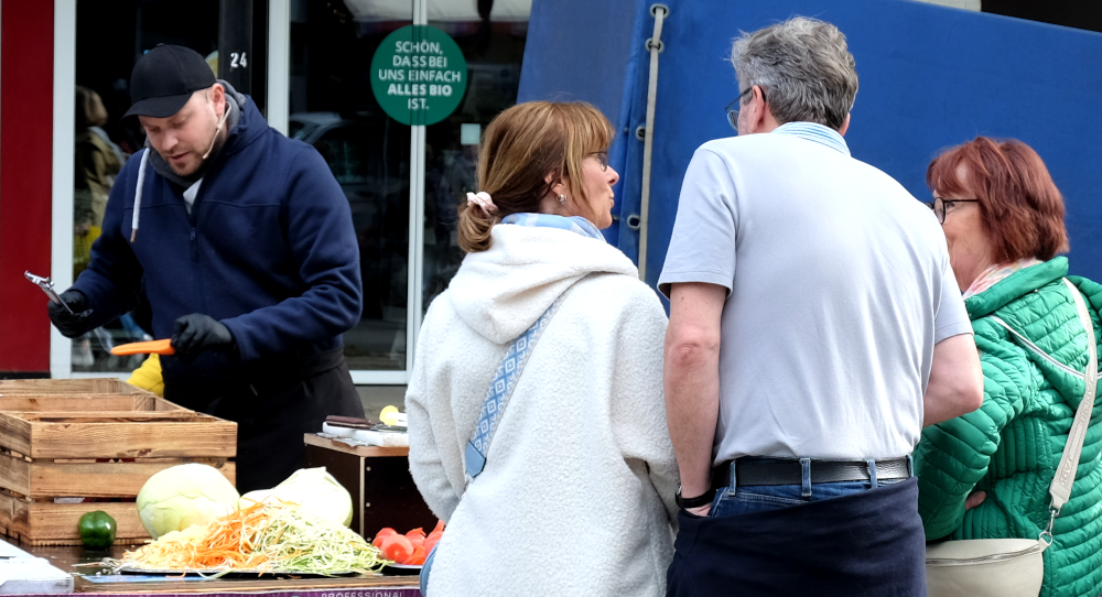 Hiltruper Frühlingsfest: So geht das mit dem Gemüseschneider (4.5.2024; Foto: Henning Klare)