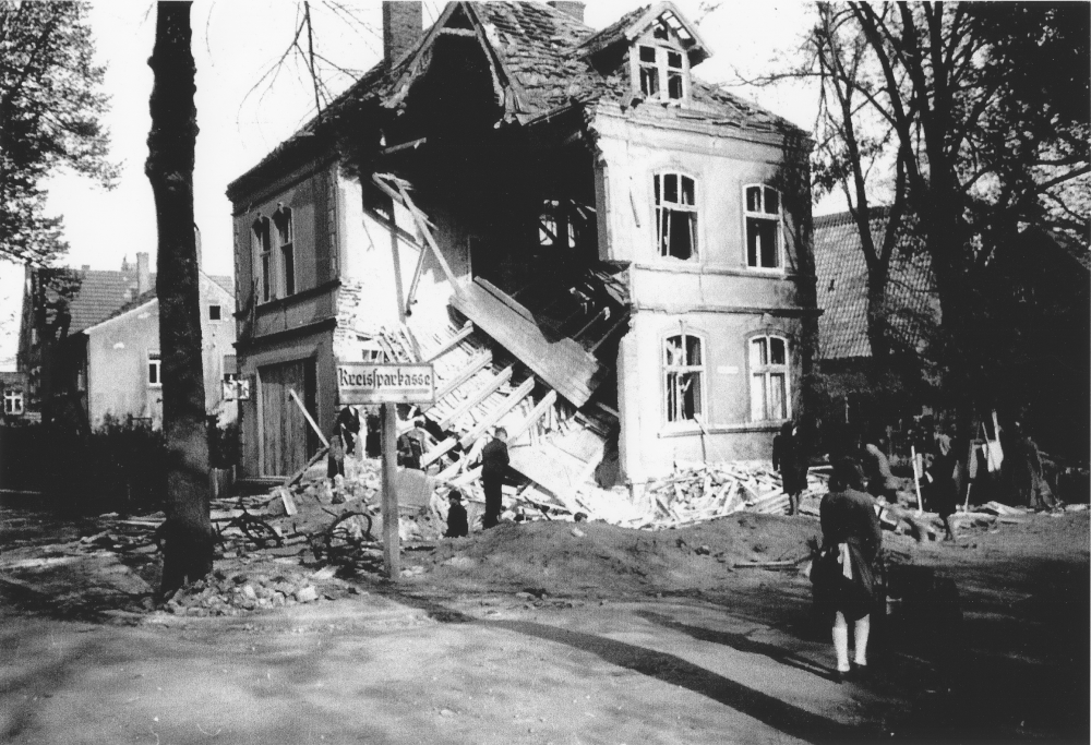 Textilhaus Grosche / Kolonialwaren Holthenrich in Hiltrup, Bahnhofstr. 32 (heute: Marktallee 32) nach dem Bombenangriff (1943, Foto: Hiltruper Museum; Bearbeitung: Henning Klare)