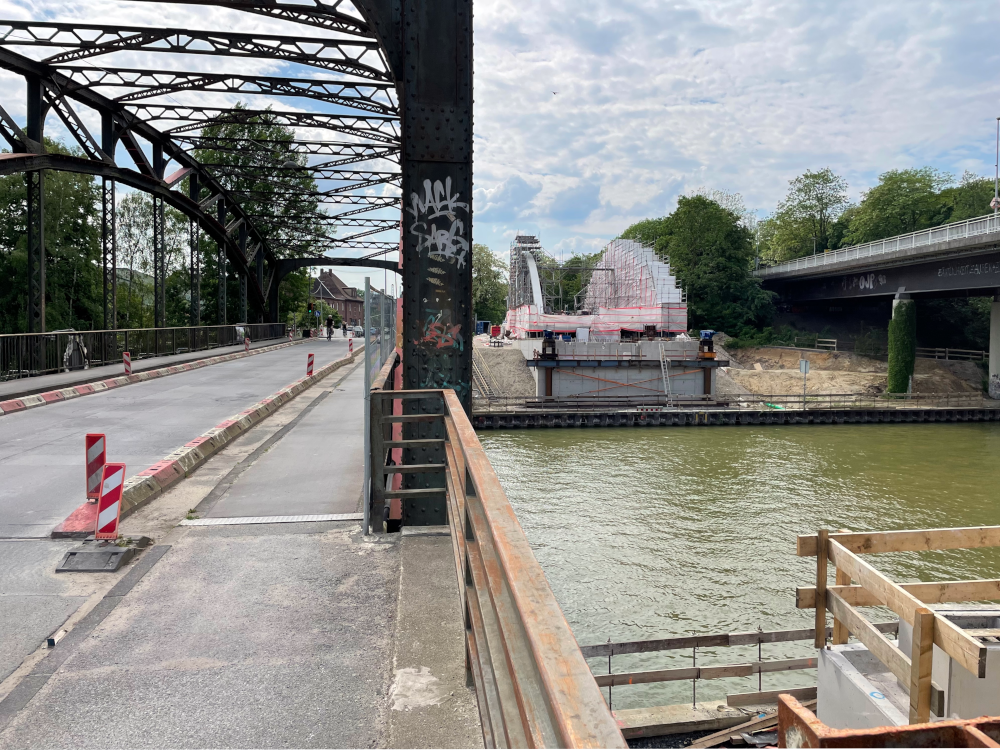 Drei Brücken: Die 3. und die 4. Prinzbrücke, daneben die Hochbrücke der Landesstraße über den Kanal in Hiltrup (13.5.2024; Foto: Henning Klare)