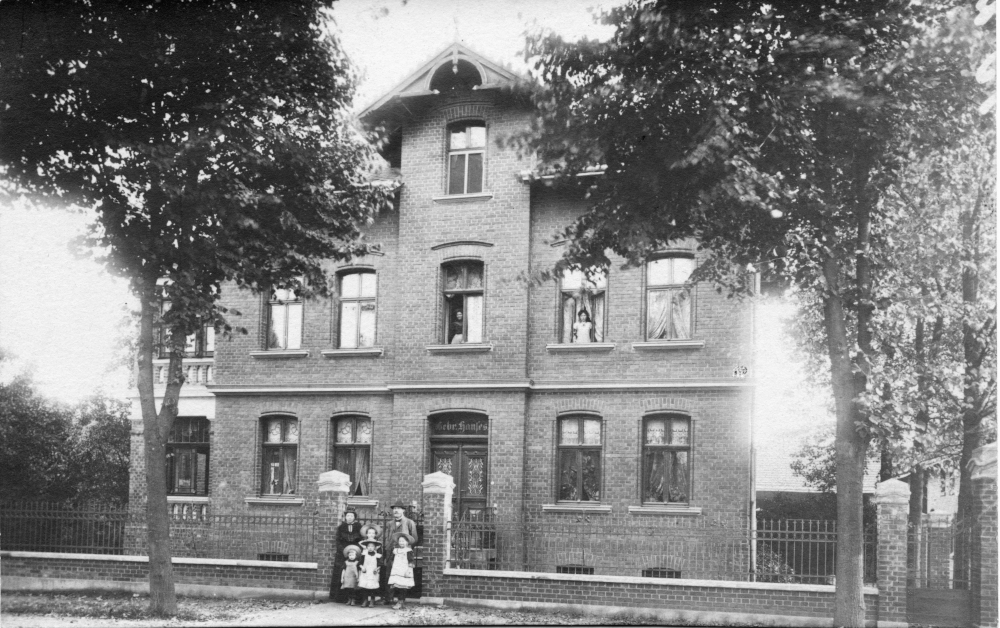 Familie Hanses vor ihrem Wohnhaus an der Hiltruper Bahnhofstraße (1914; Foto: Hiltruper Museum)