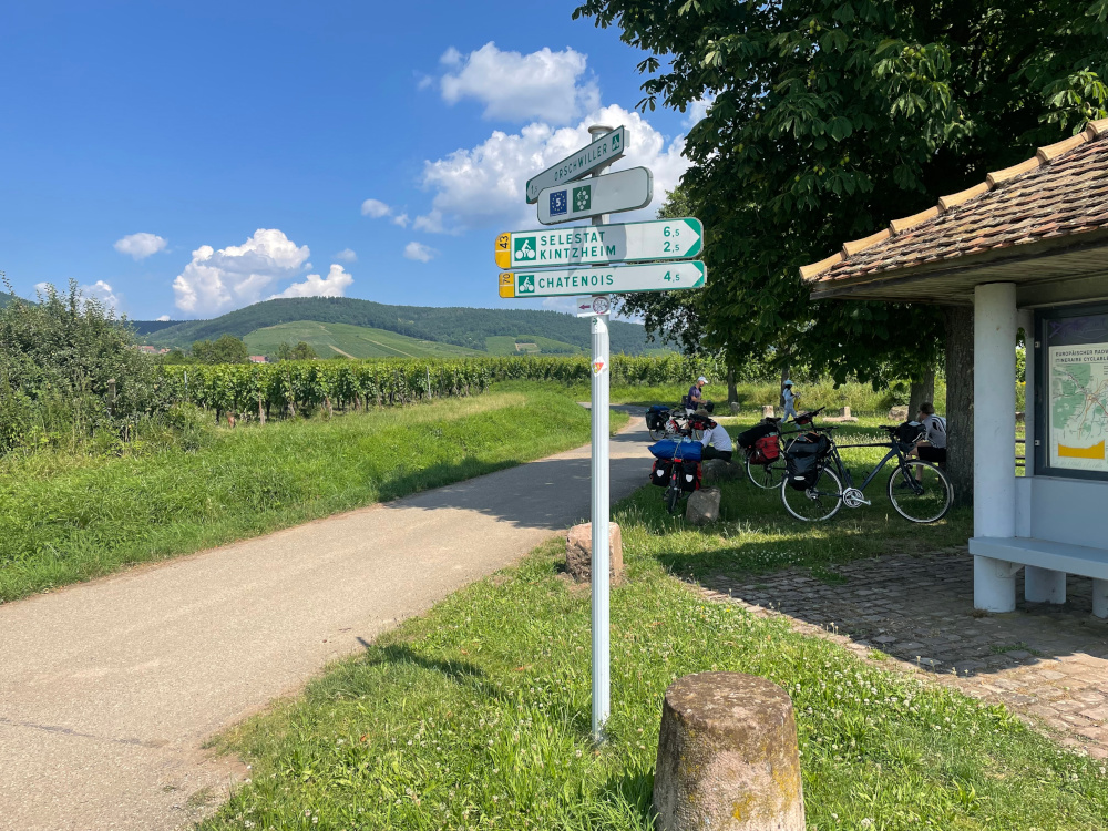 Beton-Rasthäuschen bei Saint-Hippolyte (27.6.2024; Foto: Henning Klare)