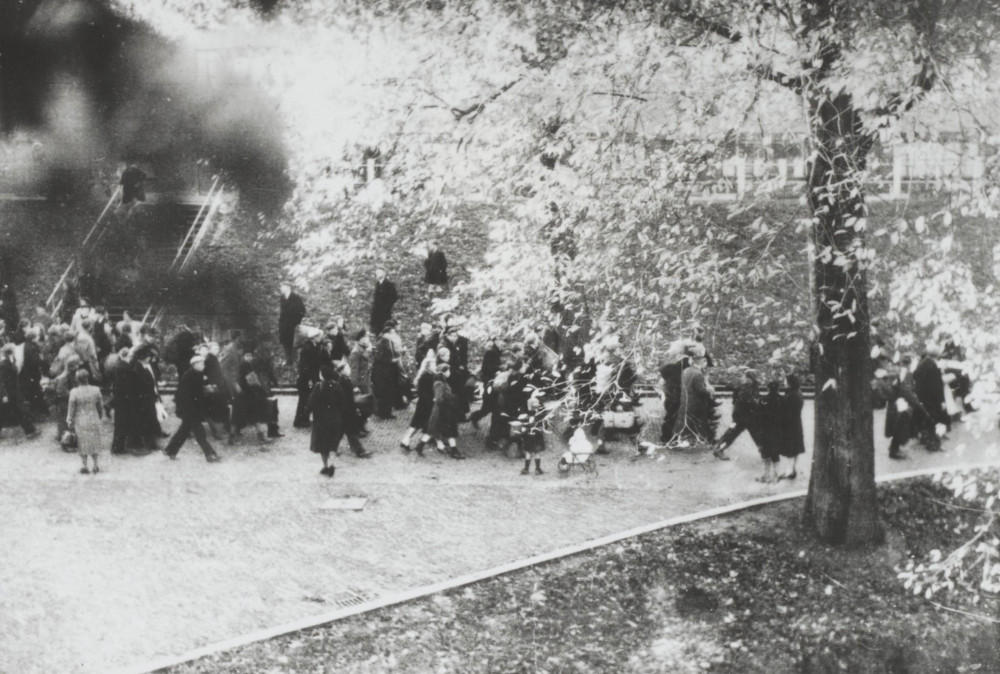 Razzia van Rotterdam: Abmarsch von Gefangenen (10.11.1944; Foto: Nationaal Archief, Den Haag, inventarisnummer 31017, bestanddeelnummer 31017_057)