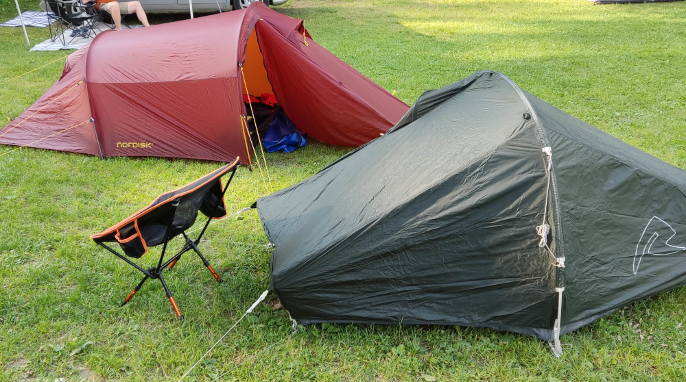 Leichte Zelte und leichte Sessel (23.6.2024; Foto: Klare)