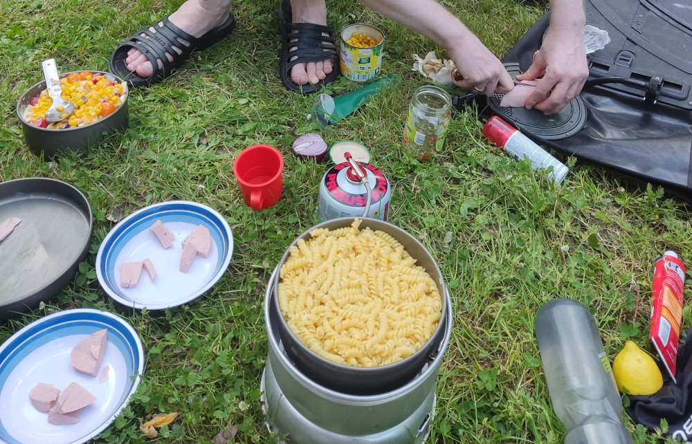 Nudeln! Und natürlich noch einiges drum herum... (25.6.2024; Foto: Klare)