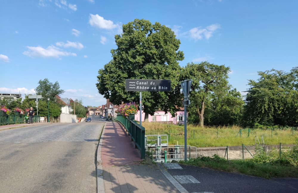 Sundhouse: Brücke über den Kanal (24.6.2024; Foto: Klare)