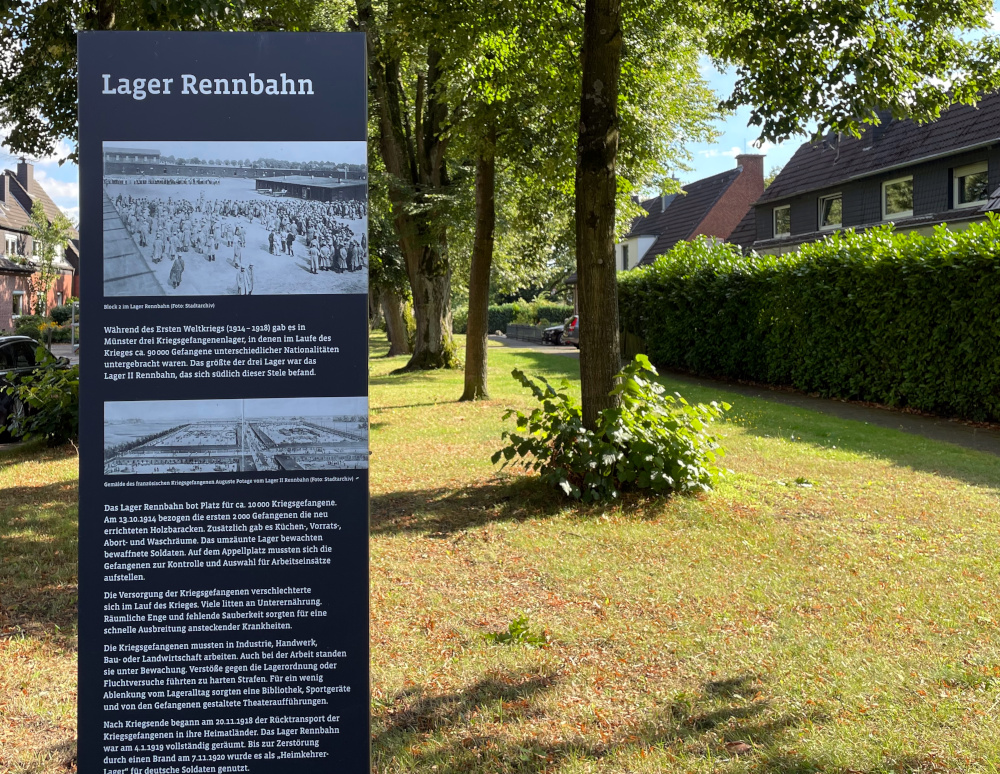 Stele zur Erinnerung an das Kriegsgefangenenlager Rennbahn (Münster, Drachterstraße; Foto: 25.8.2024, Henning Klare)