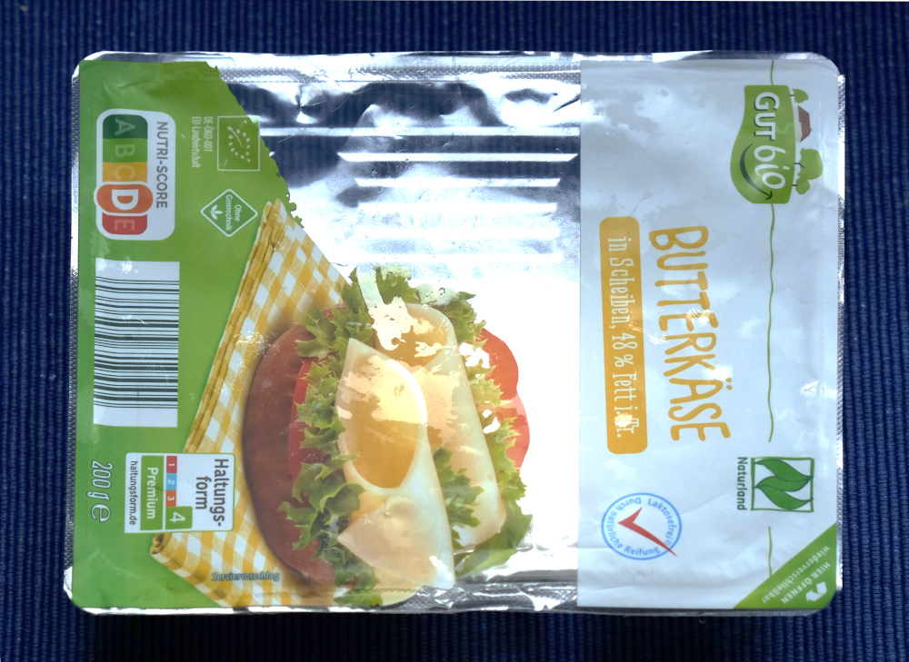 Aldi-Butterkäse: Unnötig große Verpackung mit Bio-Etikett (5.9.2024; Foto Henning Klare)