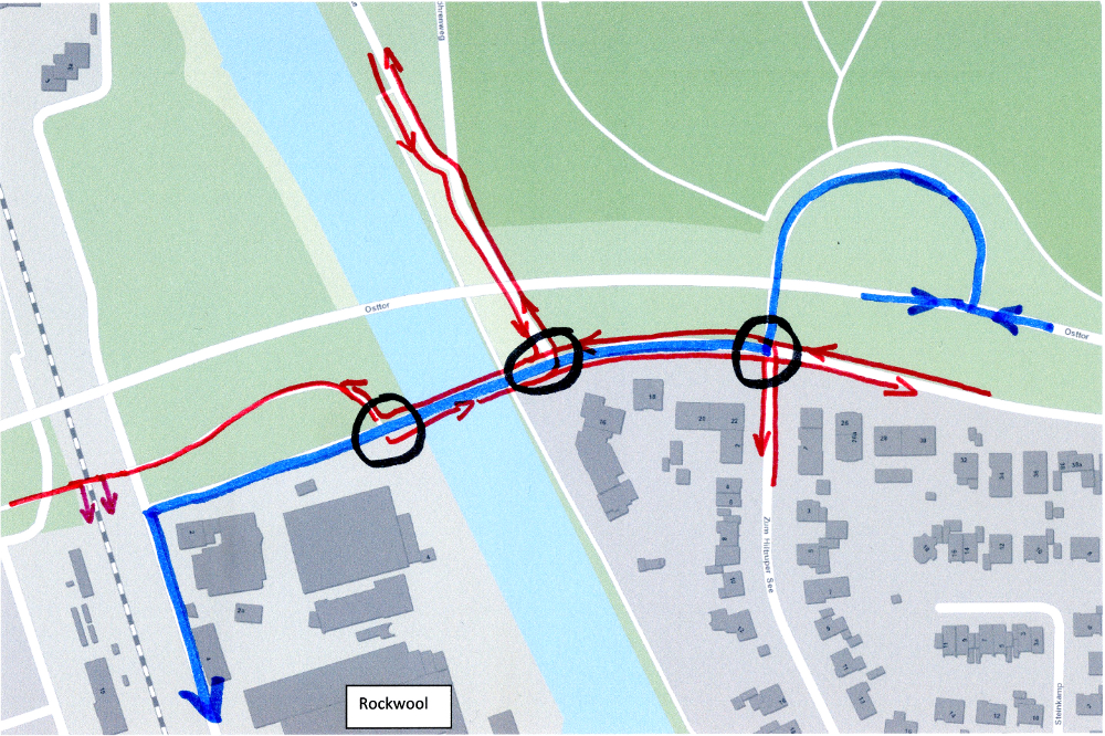 Konflikte in der Verkehrsführung der alten Prinzbrücke (Blau: Schwerlastverkehr, Rot: Geh-/Radverkehr). Nicht dargestellt: zusätzliche Konflikte bestehen mit dem motorisierten Ziel- und Quellverkehr des Heerdeviertels über den Föhrenweg. (Grafik: Henning 