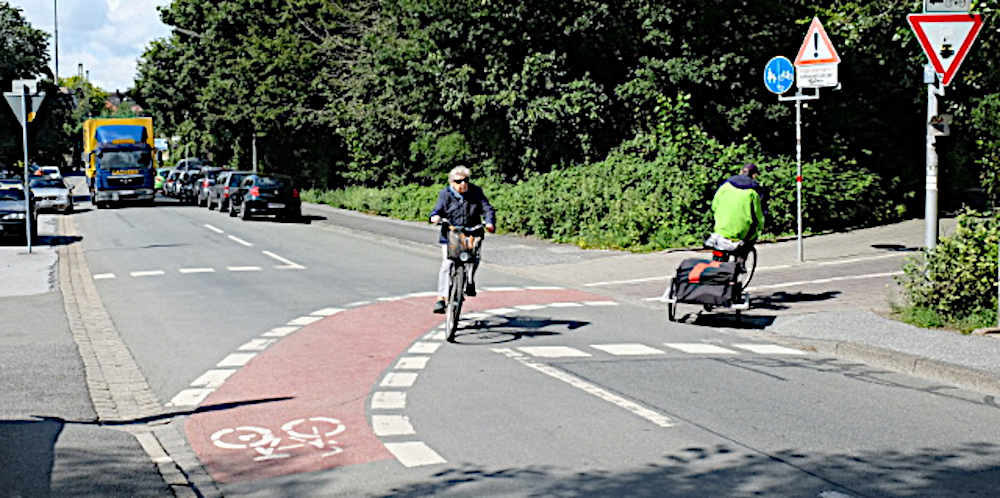 Die Hiltruper Prinz-Brücke im Jahr 2015: Auf der Westseite der Brücke soll eine rot markierte Querungshilfe die Radfahrer, die aus der Bahnhofsunterführung kommen, vor den schweren LKW schützen (Foto: Henning Klare)