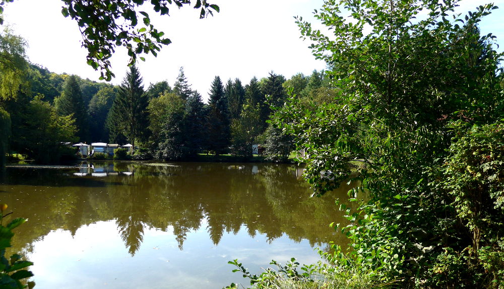 Auch die Pfalz ist schön: Etappenziel Oberes Pfrimmtal, Mühlenteich mit Camping (Foto: Klare)