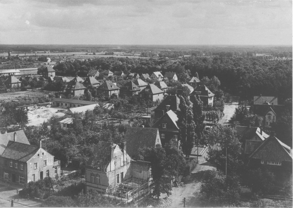 Bahnhofstr. 32 (unten Mitte), Blick in die Klosterstraße (um 1950; historische Postkarte, Hiltruper Museum; Bearbeitung: Henning Klare)