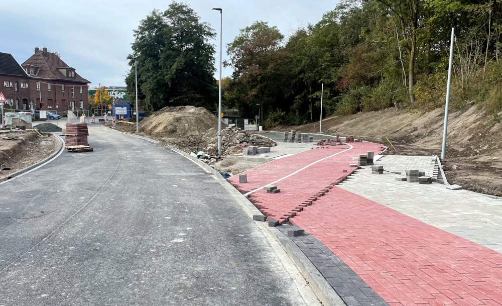 Westseite der neuen Prinzbrücke: Hier müssen die Radfahrer aus dem Tunnel den Radweg verlassen (12.10.2024; Foto: Henning Klare)