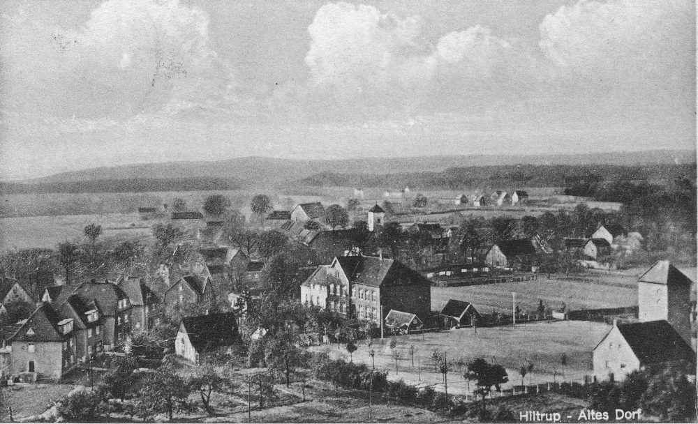 "Hiltrup - Altes Dorf": In der Mitte die alte Clemensschule, dahinter Alt-St. Clemens (1943; historische Postkarte, Hiltruper Museum)