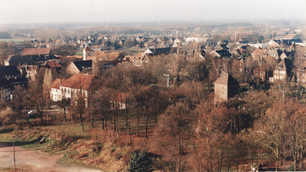 Hiltrup, Blick von St. Clemens nach Nordwesten: Patronatsstraße, Alte Clemensschule, altes Feuerwehrhaus (heute Hiltruper Museum), im Hintergrund Alt-St. Clemens (1994; Foto: Hiltruper Museum)