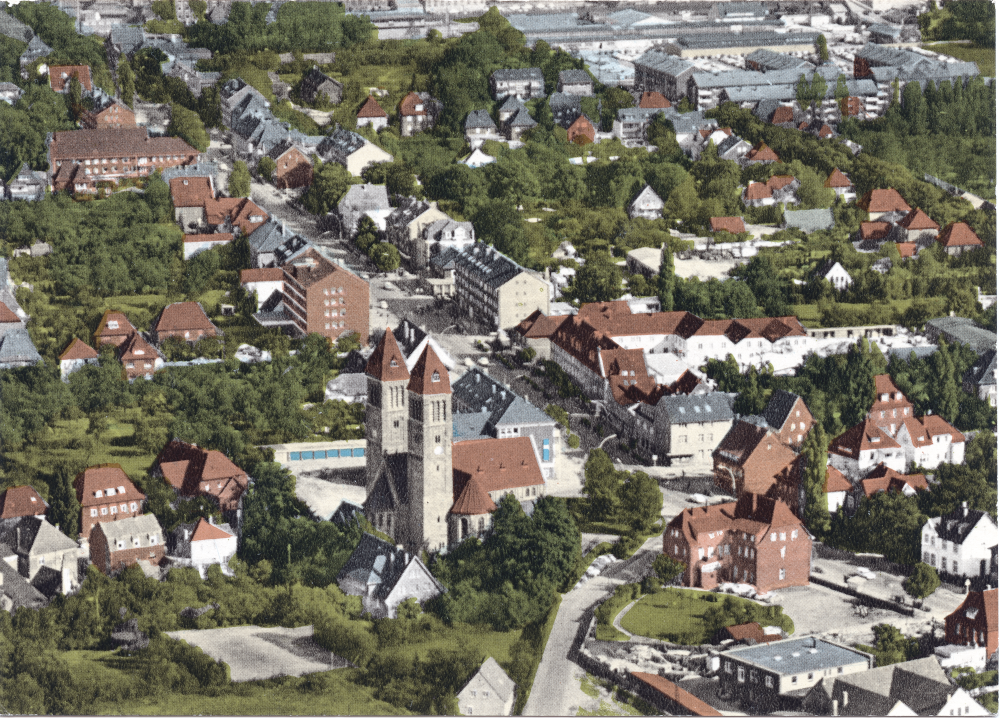 Hiltrup: Blick von Nordwesten auf St. Clemens und Bahnhofstraße (um 1970; historische Postkarte, Hiltruper Museum)