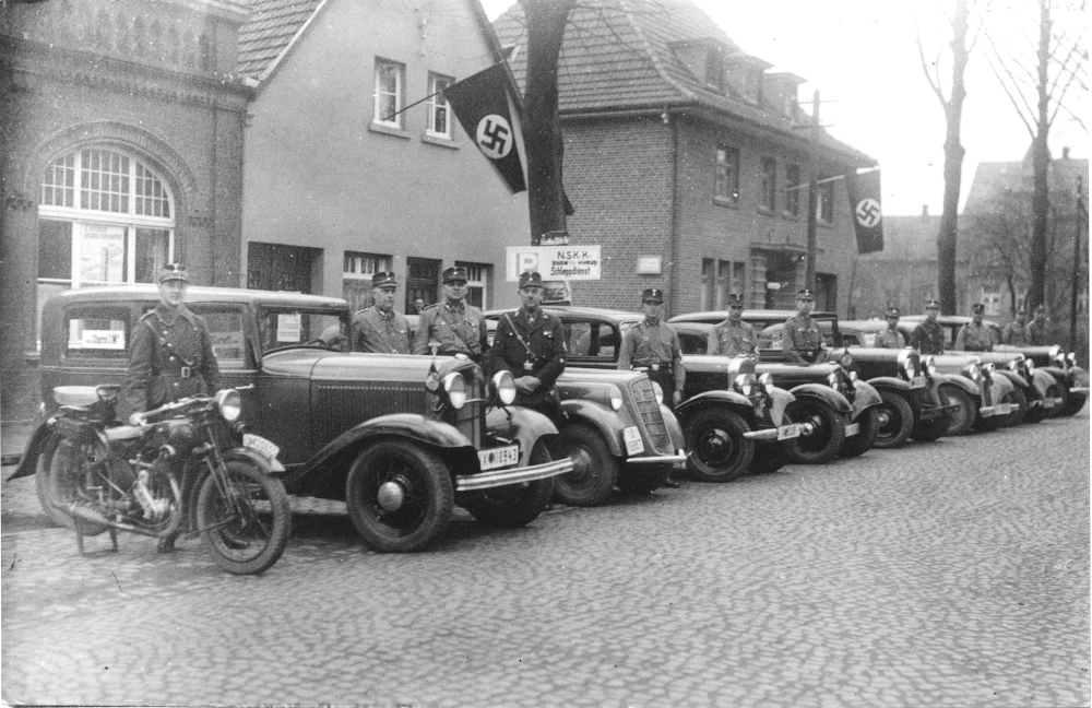 Fahrt ins Blaue" des NSKK Hiltrup: Treffen auf der Bahnhofstraße vor der Gastwirtschaft Elfering (1936; Foto: Hiltruper Museum, Bearbeitung: Henning Klare)