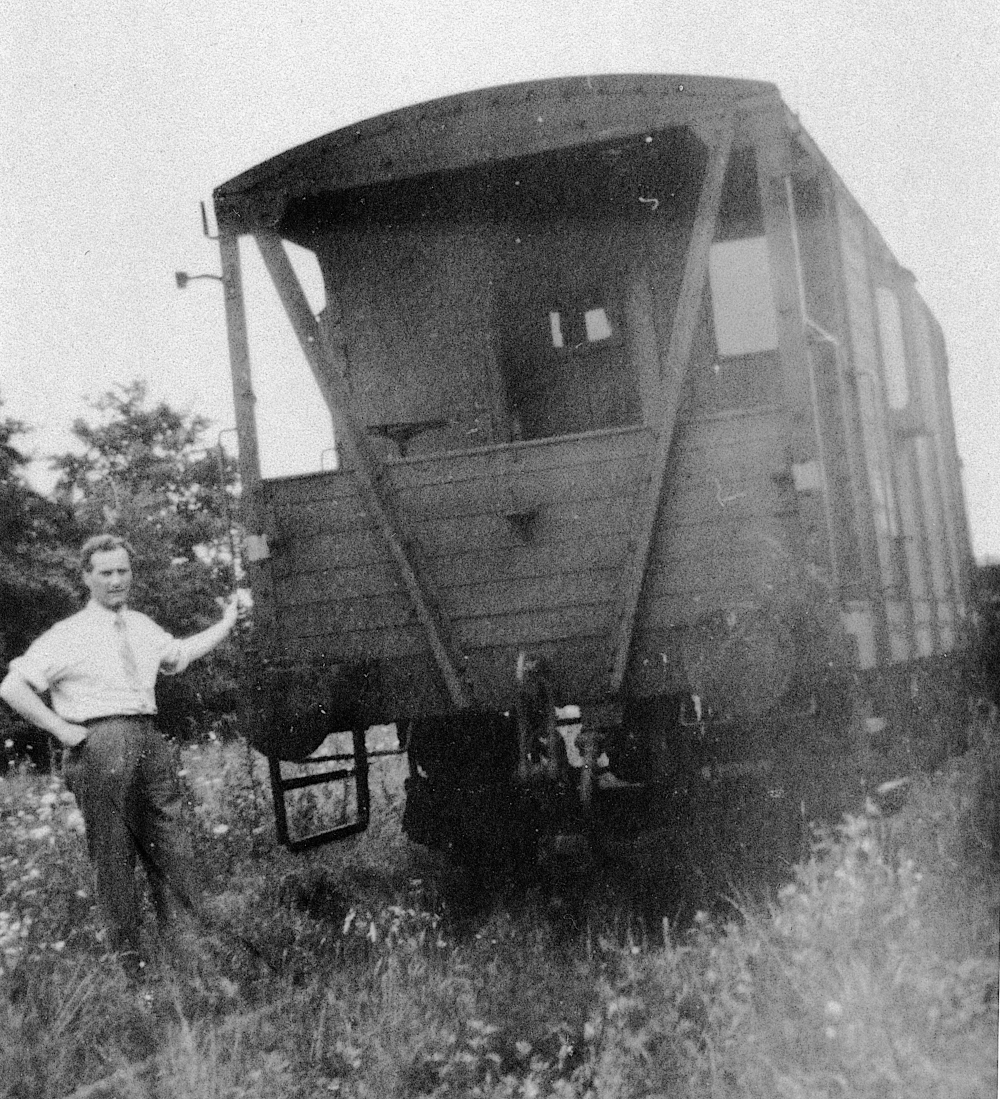 Jakob Giesbert (genannt Geis) Treur 1956 am Abstellgleis des alten Hiltruper Verschiebebahnhofs (Foto: Hiltruper Museum; Bearbeitung: Henning Klare)