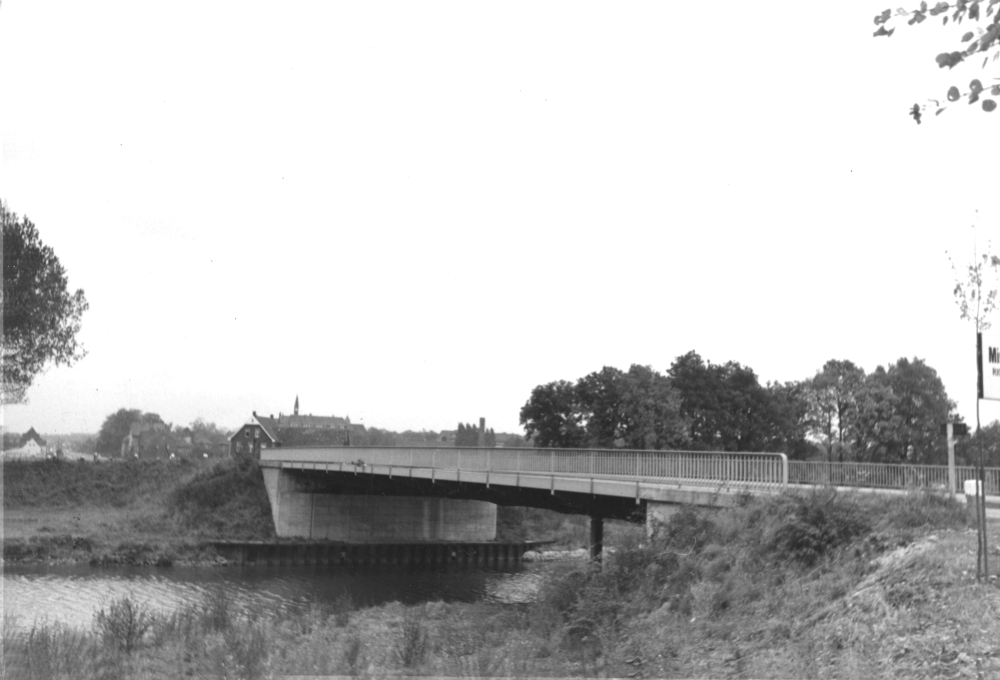 Die Hammerstraßenbrücke über die alte Fahrt des Kanals, im Hintergrund Gärtnerei Mertens und Paterkloster (Foto um 1960: Historisches Bildarchiv der Bundeswasserstraßen / Creative Commons Attribution 4.0 International)