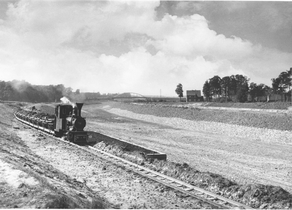 Hiltrup, Feldbahn an der Kanalbaustelle: Blick von Osten, im Hintergrund die Hammerstraßenbrücke (um 1950; Foto: Historisches Bildarchiv der Bundeswasserstraßen / Creative Commons Attribution 4.0 International License)