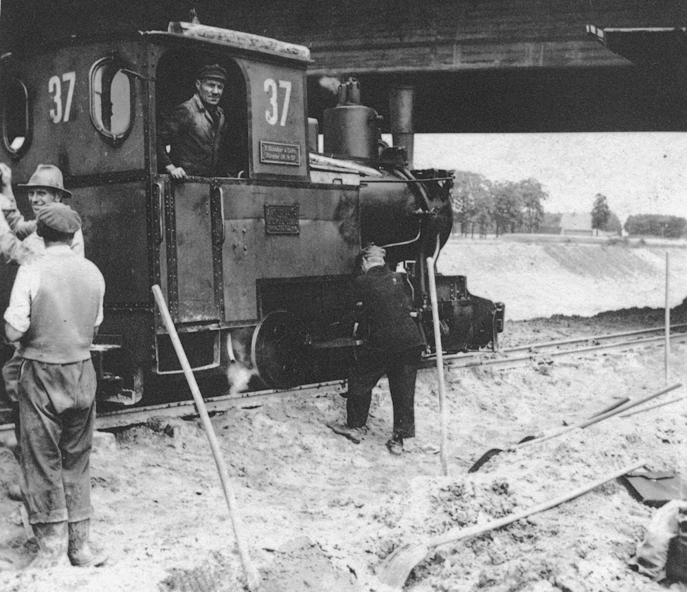 Feldbahn-Lokomotive 37 unter der Hammerstraßenbrücke (1950; Foto: Hiltruper Museum, Bearbeitung: Henning Klare)