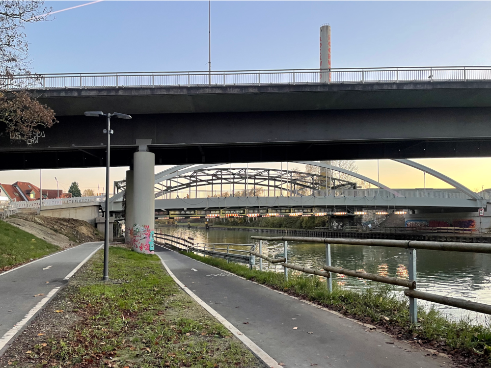 Blick von Norden auf drei Kanalbrücken in Hiltrup: Hoch oben die Landesstraße, dahinter die 4. und die 3. Prinzbrücke (4.11.2024; Foto: Henning Klare)