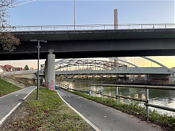 Blick von Norden auf drei Kanalbrücken in Hiltrup: Hoch oben die Landesstraße, dahinter die 4. und die 3. Prinzbrücke (4.11.2024; Foto: Henning Klare)