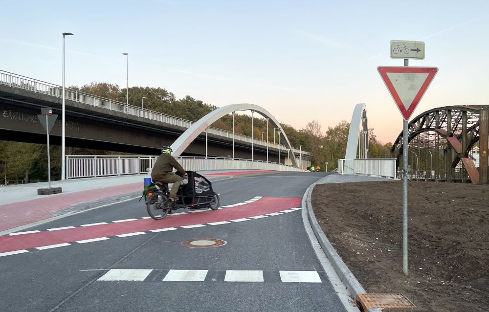 Die neue Prinzbrücke vom Bahnhof her gesehen: Rot markierte Querungshilfe und Vorfahrtsschild für Radfahrer (4.11.2024; Foto: Henning Klare)