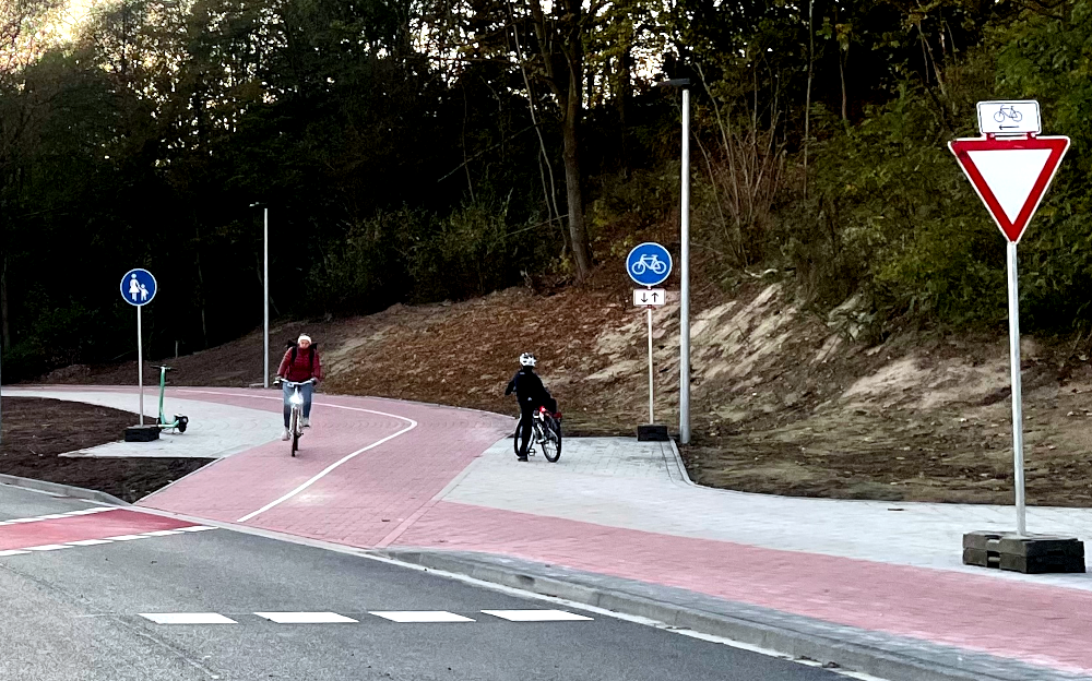 Mit dem Rad aus dem Bahnhofstunnel heraus zur Brücke ... (4.11.2024; Foto: Henning Klare)