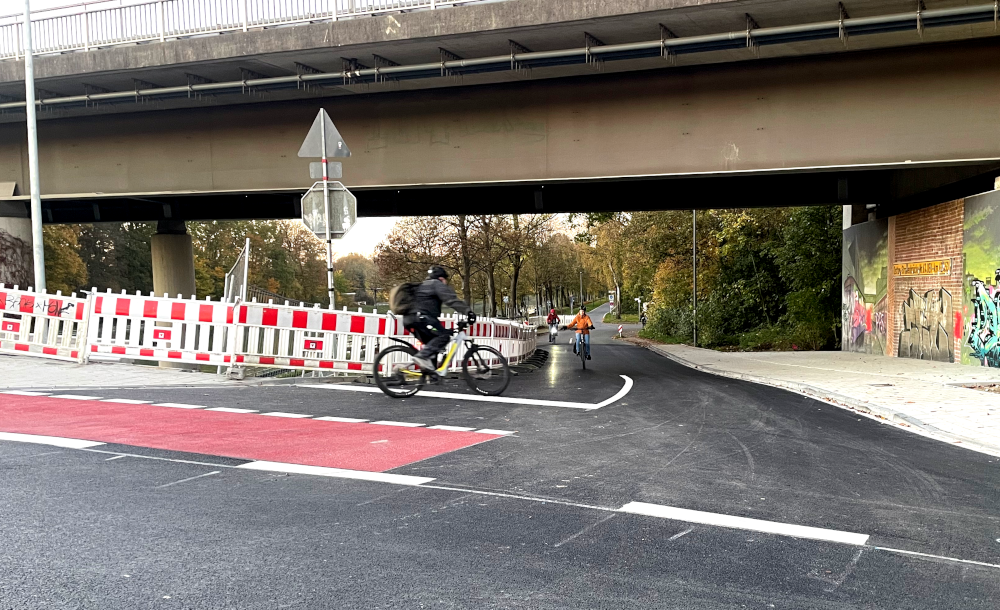 Von der Brücke in den Föhrenweg: Hier wird's schwierig (4.11.2024; Foto: Henning Klare)