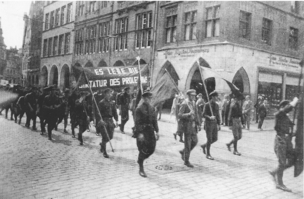 KPD-Aufmarsch auf dem Prinzipalmarkt in Münster (4.8.1929; Foto: Hiltruper Museum, Bearbeitung: Henning Klare)