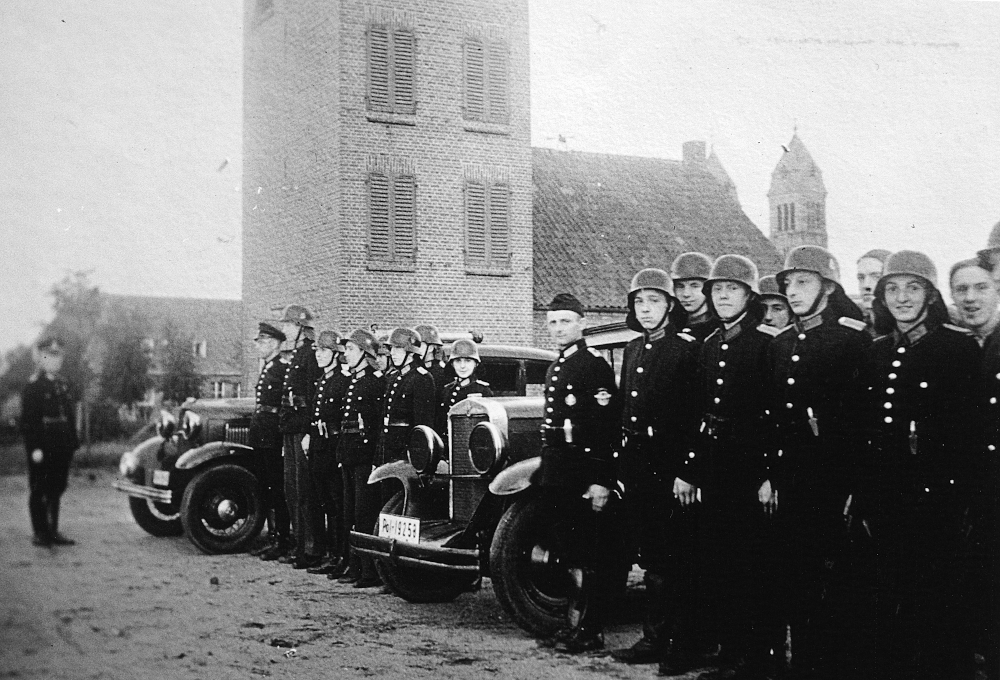 Feuerwache Hiltrup mit Steigeturm, im Hintergrund St. Clemens (1944; Foto: Hiltruper Museum, Bearbeitung: Henning Klare)