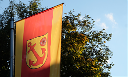 Fahne mit dem Hiltruper Wappen vor dem Hiltruper Museum (4.10.2021; Foto: Henning Klare)