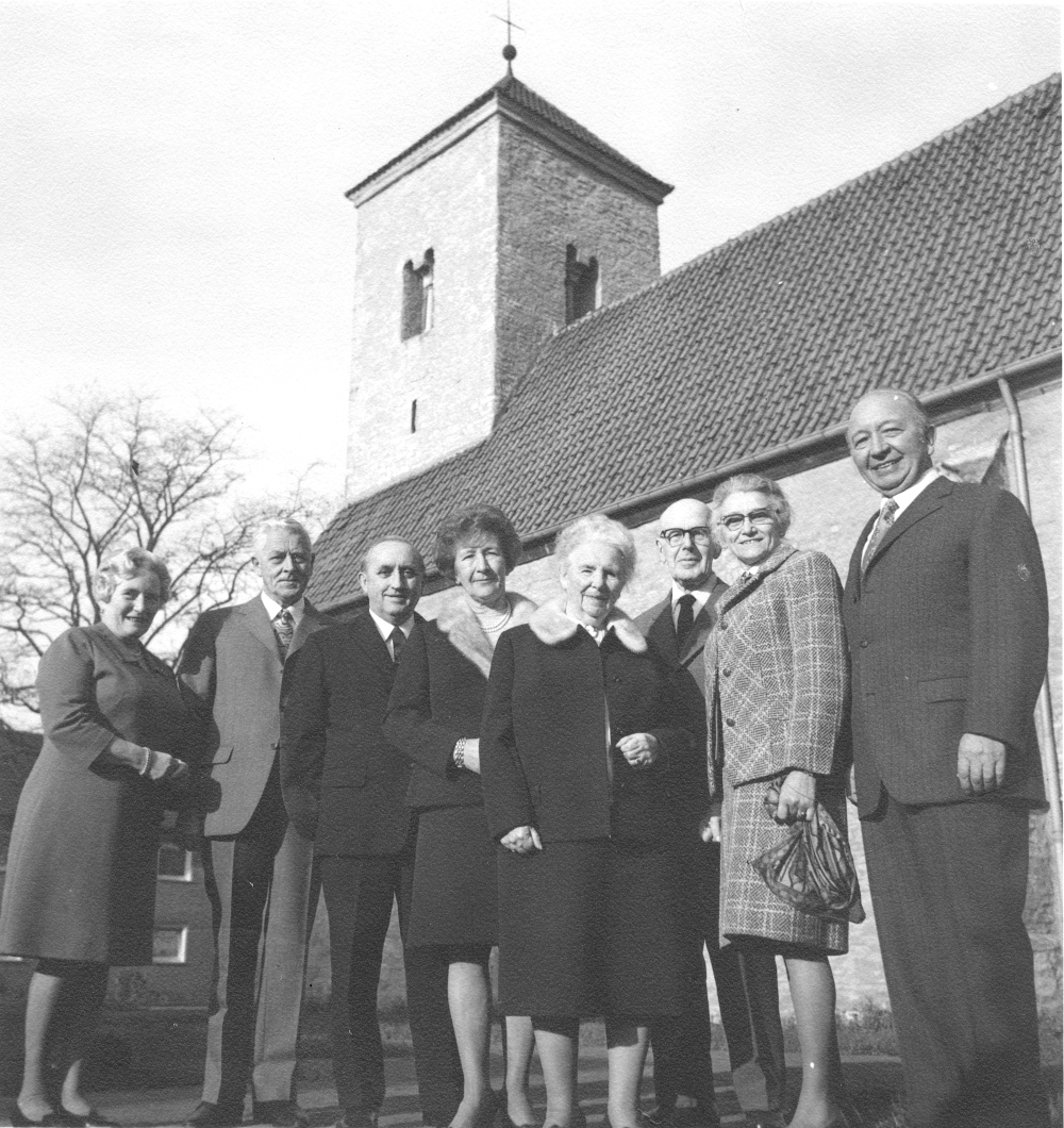 Vorstand der Heimatfreunde Hiltrup: (v.l.) Else Kisker, Heinz Vielmeyer, Theodor Schräder, Maria Mockel, Virgini a Hölling, Bernhard Hagemann, Sophia Georges, August Buller (14.11.1970; Foto: Hiltruper Museum, Bearbeitung: Henning Klare)