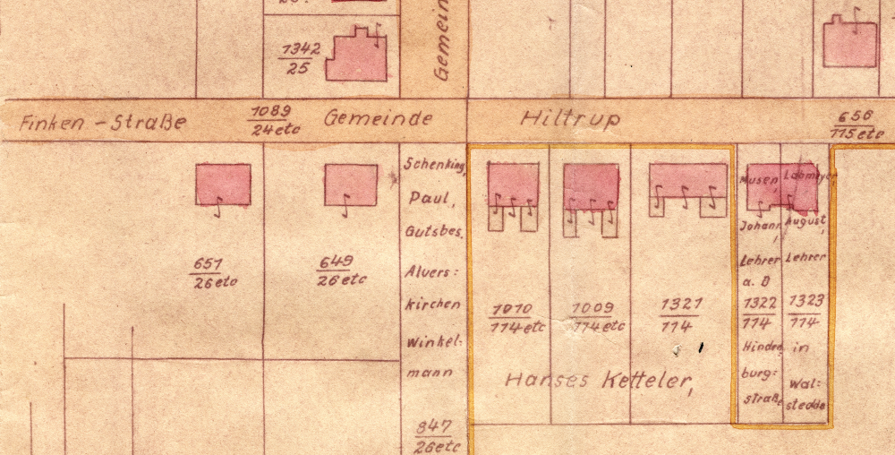 Drei Doppelhäuser an der Finkenstraße / Ecke Wilhelmstraße für Arbeiter der Baumschule Hanses Ketteler (Handzeichnung nach dem Kataster, 1933, Ausschnitt; Hiltruper Museum, Bearbeitung: Henning Klare)