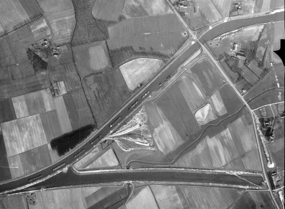 Hiltrup, alte und neue Fahrt des Kanals und Hammer Straße: Gärtnerei Mertens am oberen Bildrand, u. r. Baustelle der Straßenbrücke über die neue Fahrt (21.3.1945; Luftbild: Hiltruper Museum, Bearbeitung: Henning Klare)