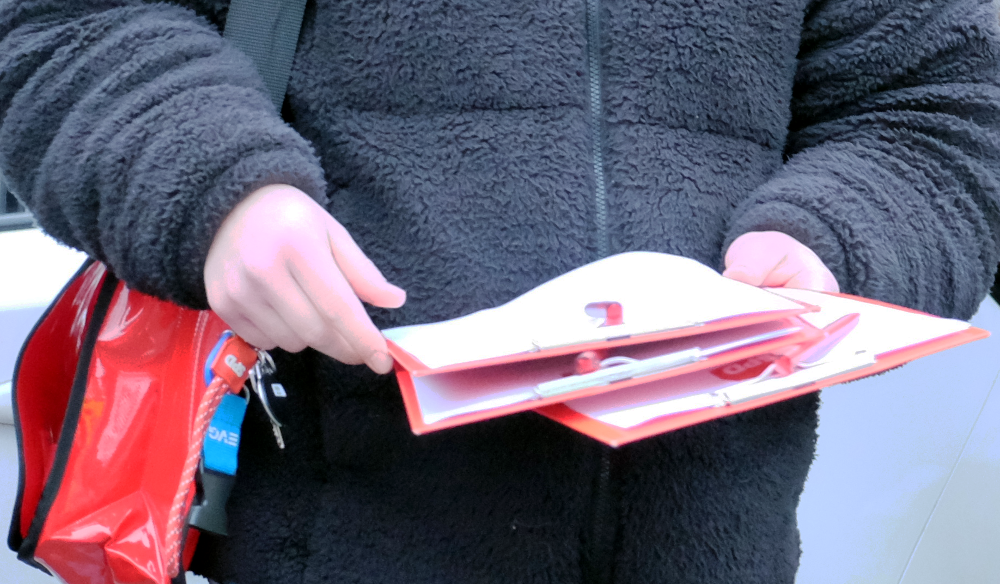 Umhängetasche für die Flyer, Klemmbrett für Notizen: Grundausstattung für den Haustürwahlkampf (Hiltrup, 14.1.2025; Foto: Henning Klare)