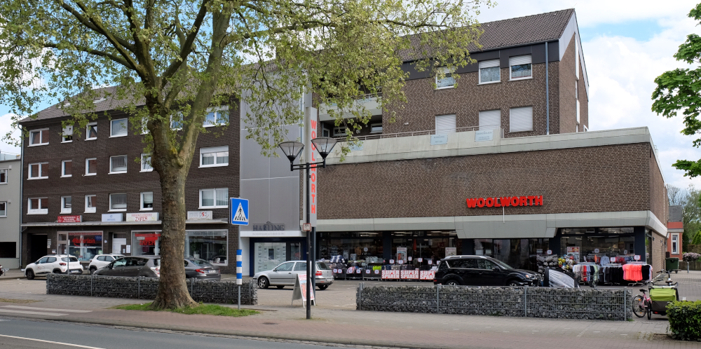 Hiltrup, Marktallee 64: Schotterwände gegen den Rest der Welt (27.4.2024; Foto: Henning Klare)