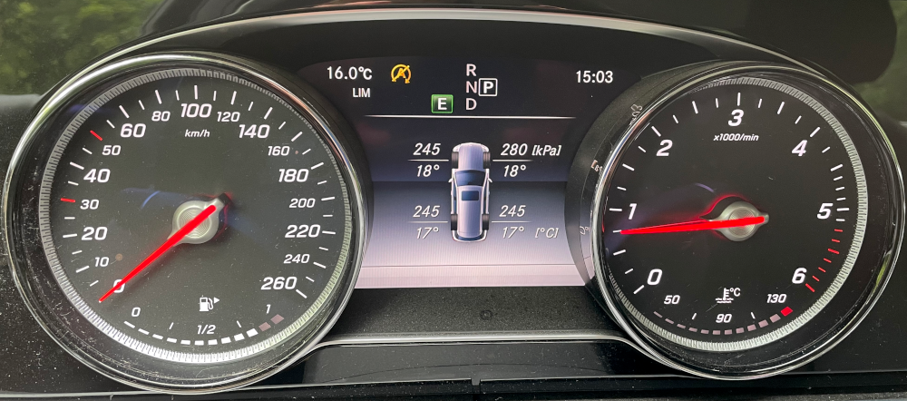 Reifendruckanzeige des Fahrzeugs (24.5.2025; Foto: Henning Klare)