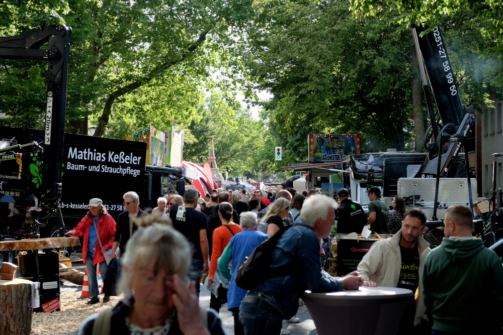 Hier geht's in die Höhe mit dem Hubsteiger (Hiltrup, Marktallee, 17.5.2025; Foto: Henning Klare)