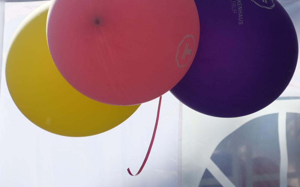 Luftballons: Abheben mit dem Krankenhaus (Hiltrup, Marktallee, 17.5.2025; Foto: Henning Klare)