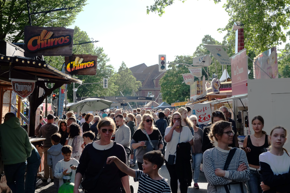 Churros, Eis, Kartoffeln und Gedränge (Hiltrup, Marktallee, 17.5.2025; Foto: Henning Klare)