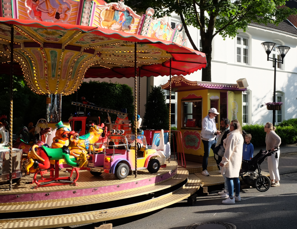 Keine Kirmes ohne Karussell (Hiltrup, Marktallee, 17.5.2025; Foto: Henning Klare)