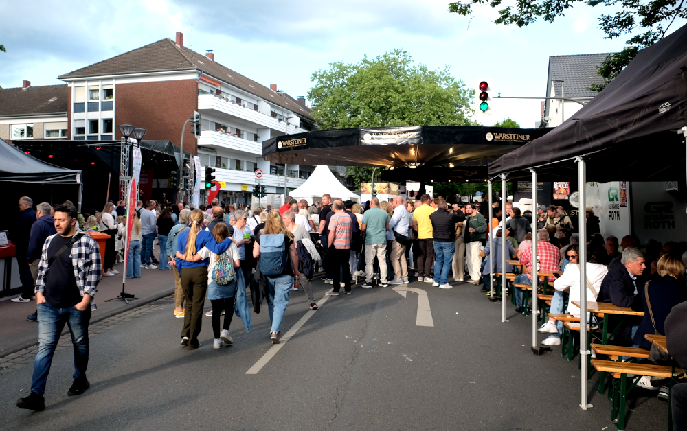 Am frühen Abend ist im Zentrum noch Platz (Hiltrup, Marktallee, 17.5.2025; Foto: Henning Klare)