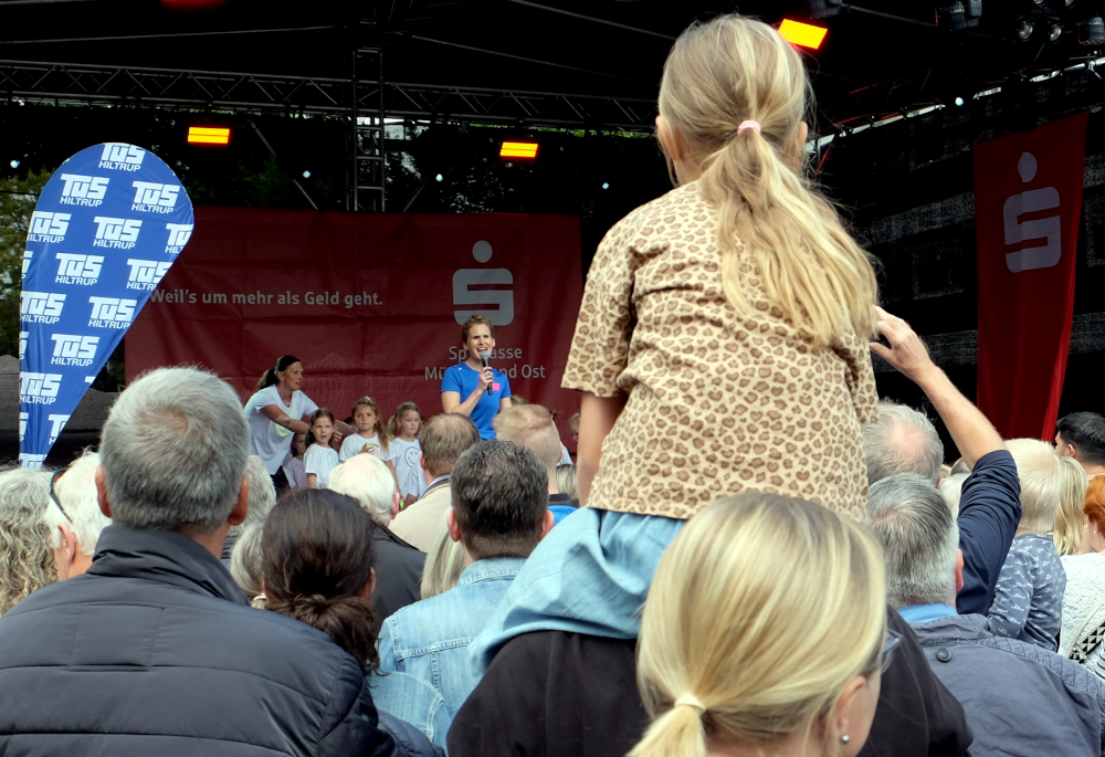 Programm auf der großen Bühne (Hiltrup, Marktallee, 18.5.2025; Foto: Henning Klare)