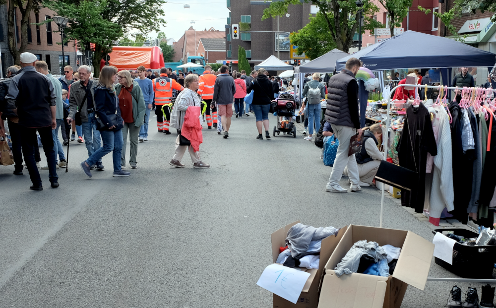 Flohmarkt bis zur Westfalenstraße (Hiltrup, Marktallee, 18.5.2025; Foto: Henning Klare)
