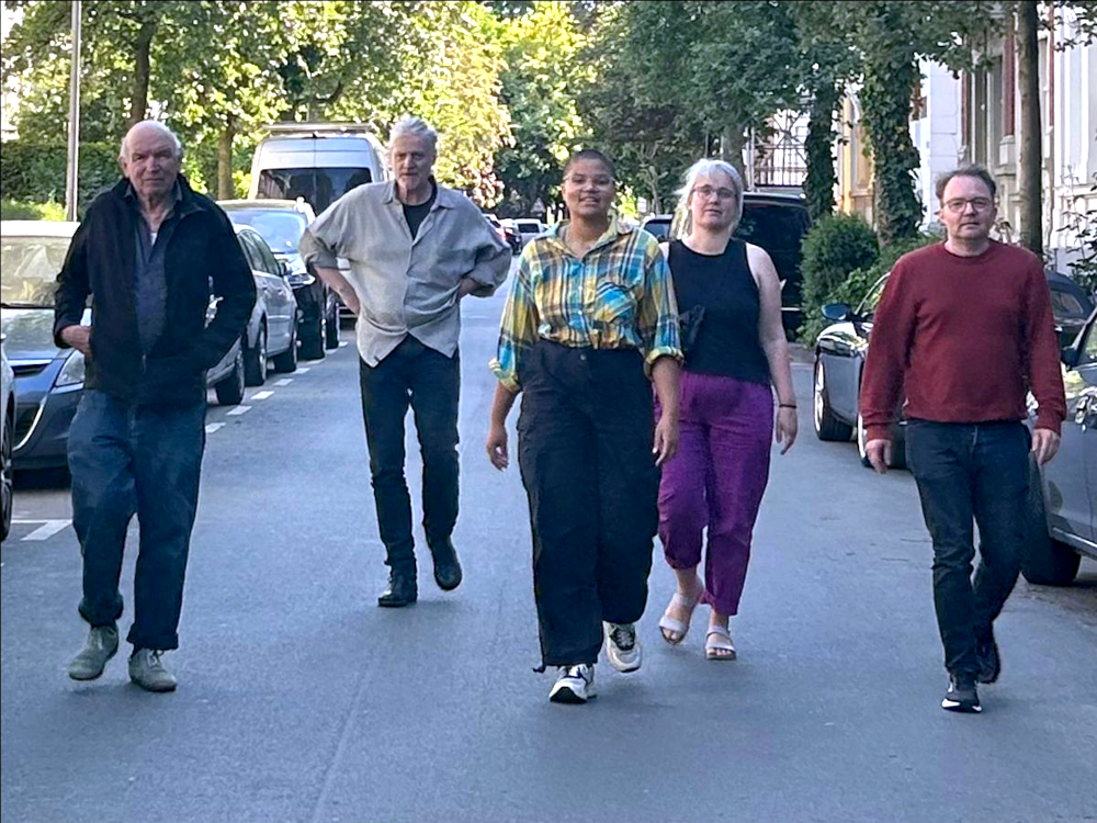 "Gehen und Ausgehen": Das Ensemble (Foto: Mechtild Janssen)