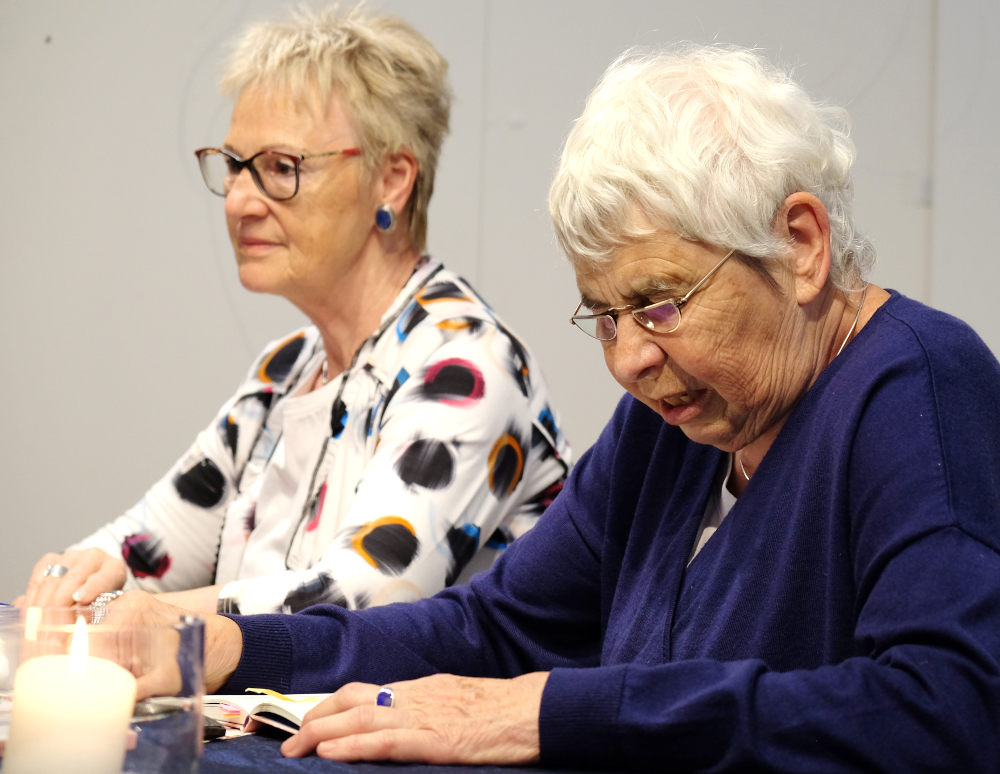 Karin Honermann (l.) und Heide Kraft im Hiltruper Museum (9.7.2025; Foto: Henning Klare)