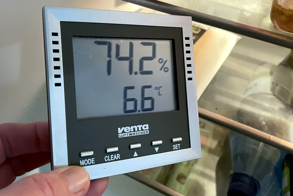 Themperaturkontrolle im Kühlschrank: 6,6°C (11.7.2025, Foto: Henning Klare)