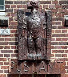 Dieser Reichsadler schmückte 1932 den Neubau des Postamtes Hiltrup an der Bahnhofstr. 78. Er ist heute an der Rückseite des Hiltruper Museum angebracht (Foto: Henning Klare, 11.6.2025)