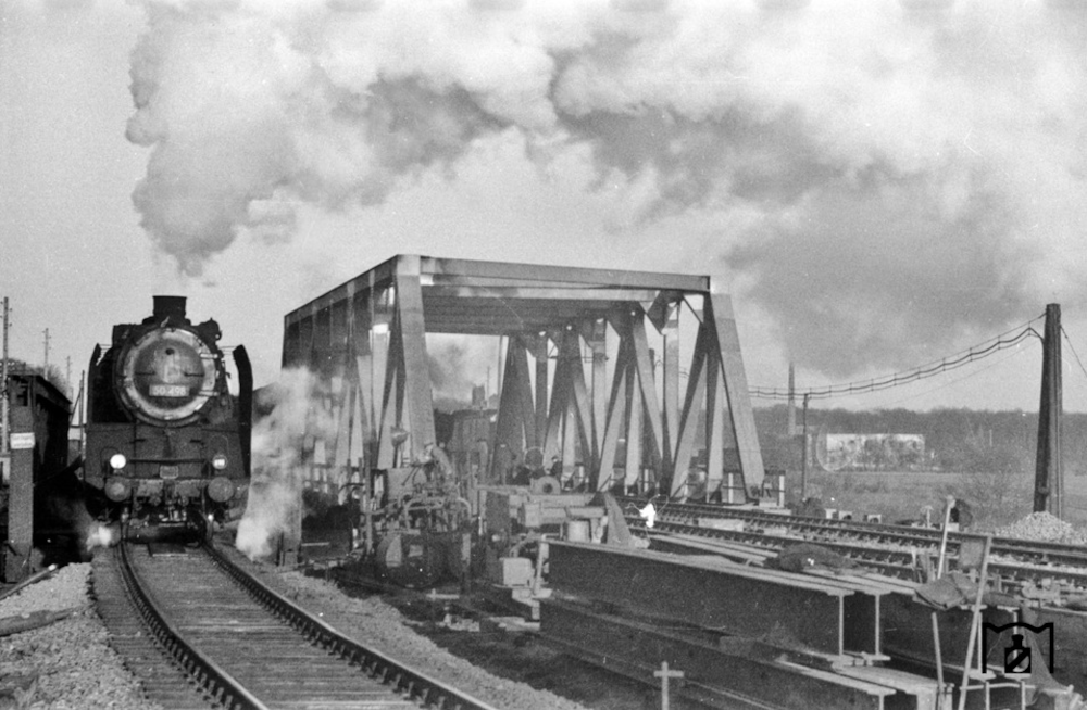 "50 498 (Bw Osnabrück Hbf) passiert mit einem Güterzug letztmalig die Behelfsbrücke über den Dortmund-Ems-Kanal bei Münster-Hiltrup an der Strecke Münster - Hamm. Rechts die neue Brücke. (03.1955) Foto: Quebe" (mit freundlicher Genehmigung der Eisenbahnst